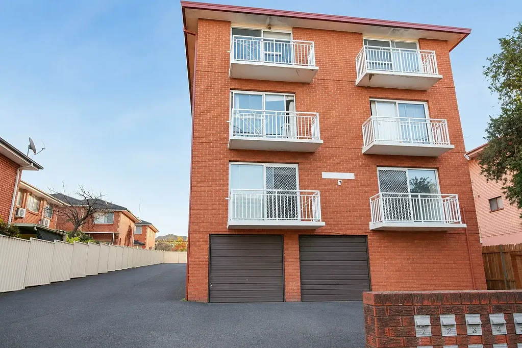 SPACIOUS 1ST FLOOR 3 BEDROOM UNIT IN A CONVENIENT LOCATION