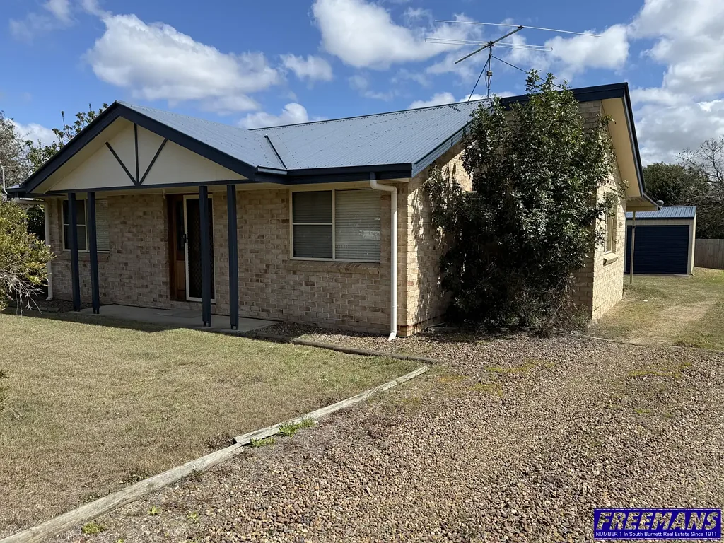 Nanango 3غرفة نوم Tidy Three Bedroom Brick Home with Powered Shed