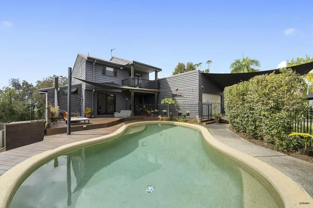 Helensvale 5房  A Rare Lakeside Setting! An Extraordinary Family Home!