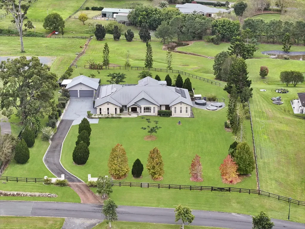Willow Vale 5Phòng ngủ Where timeless elegance meets luxurious country living, and a stunning outlook!