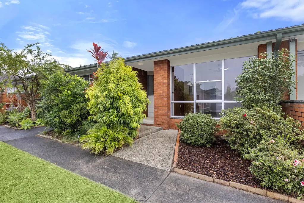 Caringbah 1房 单层别墅宁静社区 开放式生活区 充足自然光线 主卧带储物书桌 宽敞浴室独立洗衣 私密户外空间 公交站正前方 Peaceful Over-55s Villa in Caringbah