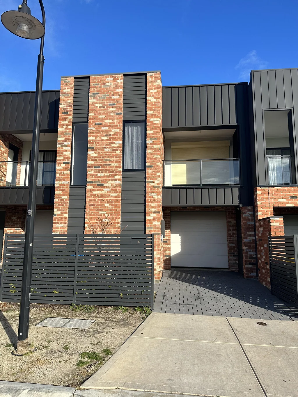 MODERN 3 BEDROOM TOWNHOUSE IN A HIGHLY SOUGHT AFTER LOCATION (Please register to be notified of open inspection as occupied)
