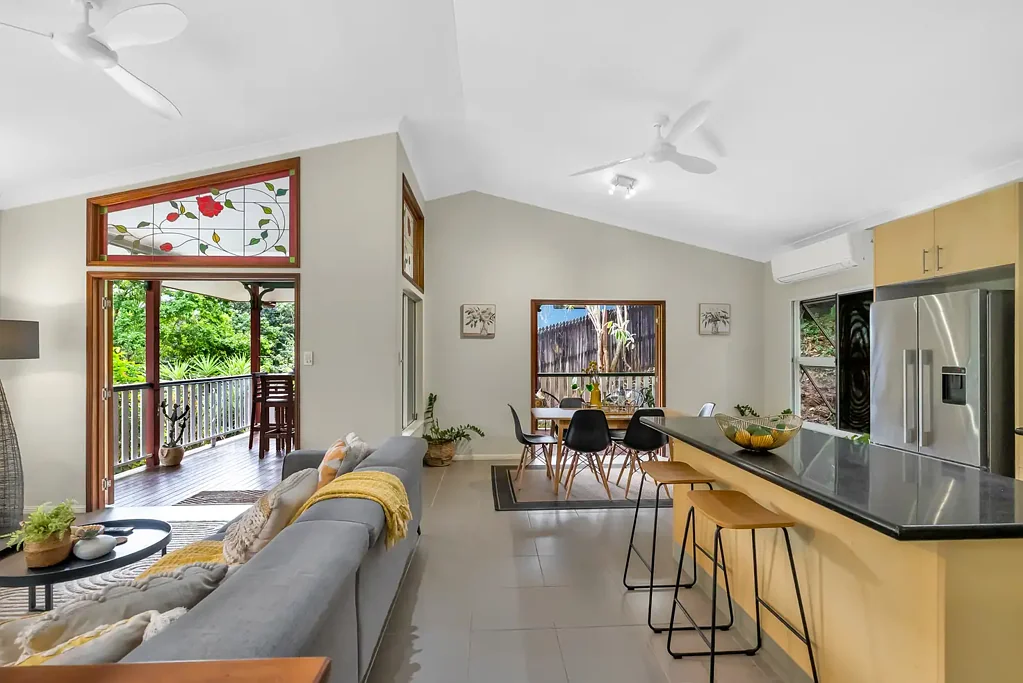 Bentley Park 4 Bedroom Charming Home, Huge Block, Sought-After Location