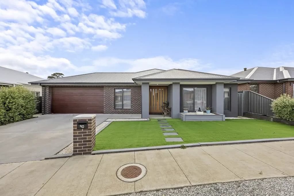 Lucas 6房  Grand Six Bedroom Family Entertainer with Multiple Ensuites & Expansive Living