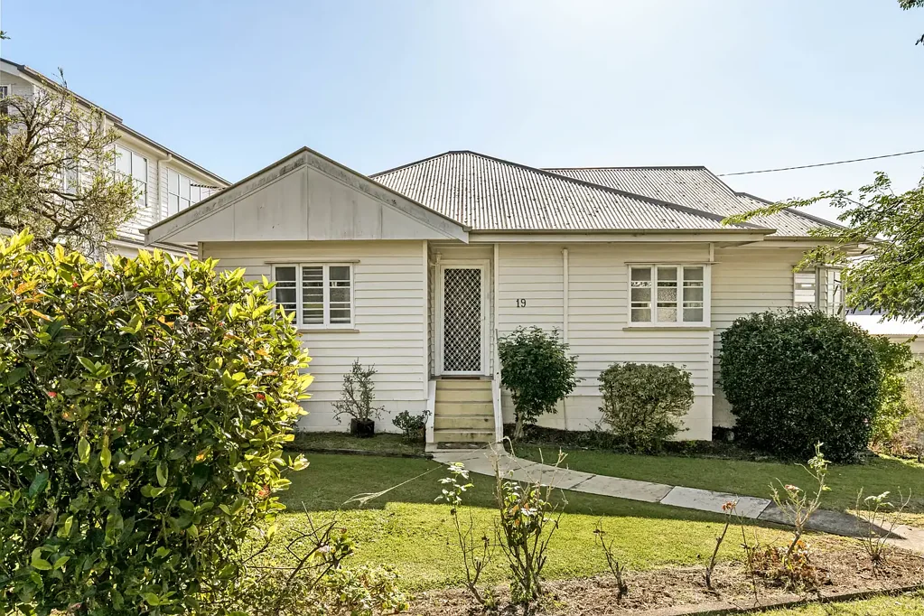 Wavell Heights 3Phòng ngủ Charming Post-War home on an elevated 559m2 lot with stunning North Facing aspect.