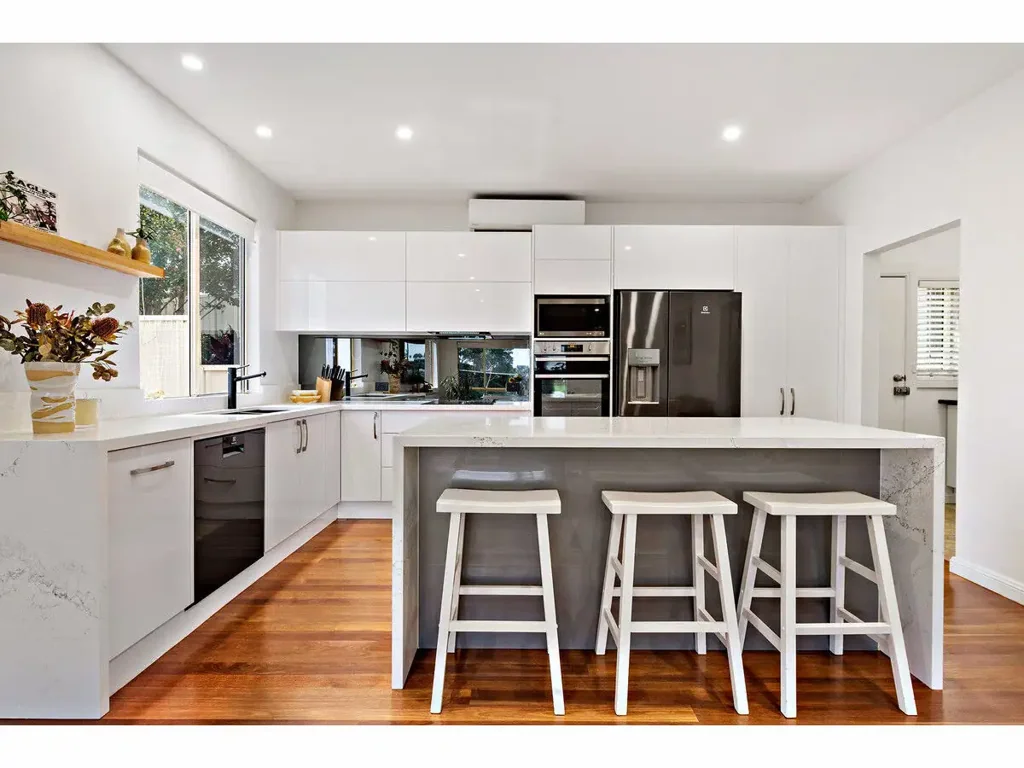 SPACIOUS FOUR-BEDROOM HOME WITH PANORAMIC VIEWS AND DESIGNER FINISHES