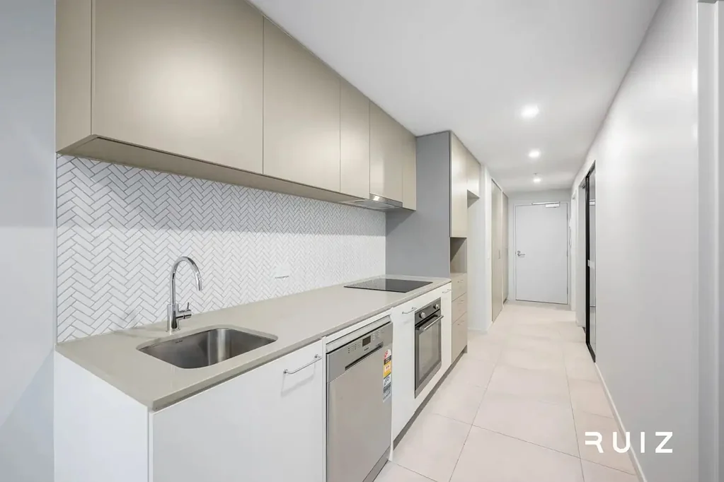 Modern One-Bedroom Apartment with Separate Study in Greenway