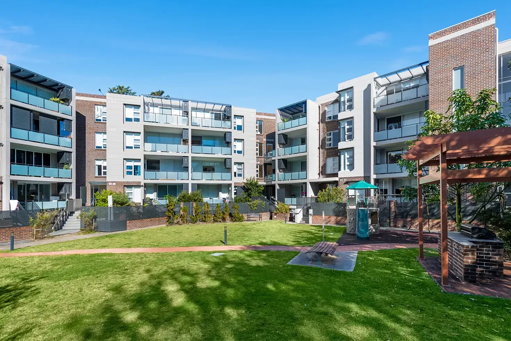 Spacious Courtyard Apartment – Lifestyle & Convenience