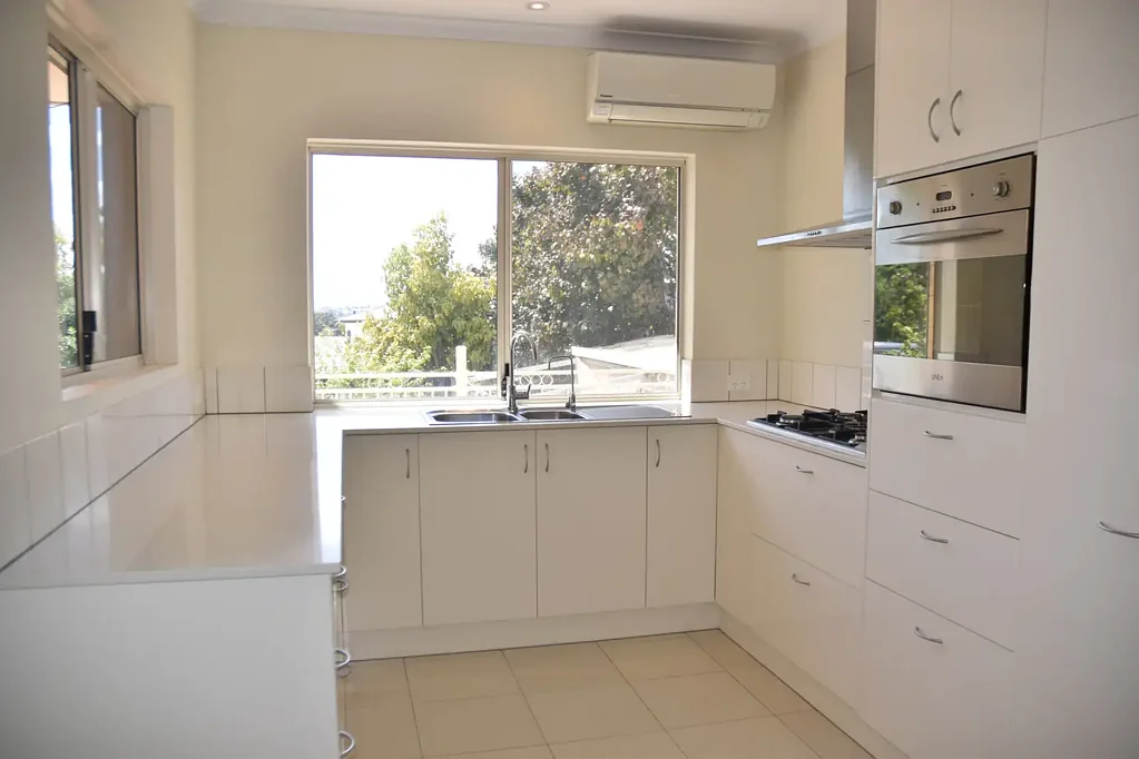 3 BEDROOM, 2 BATHROOM HOME WITH REAR VIEWS TO THE DARLING RANGES