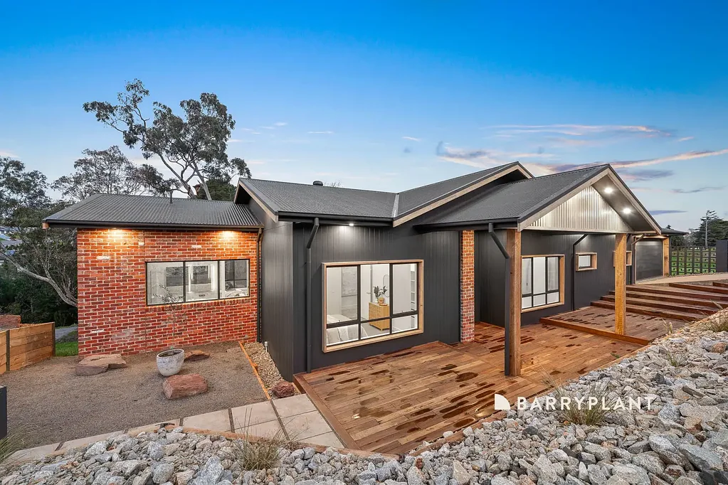 Warragul 5房  Designer Elegance with Golf Course Views