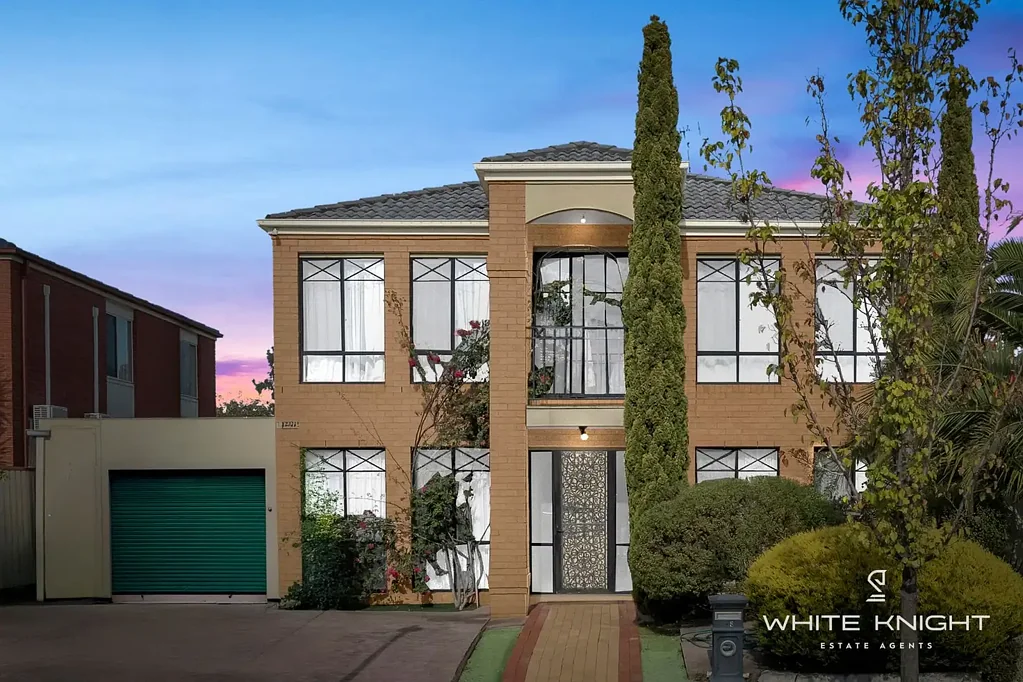 Cairnlea 5房 坐拥Cairnlea Estate，高级升级，豪华主卧套房，多生活区，现代厨房，室外凉亭，Henley Homes建造，能源效率，低维护后院。 Grand Family Living in the Heart of Cairnlea!