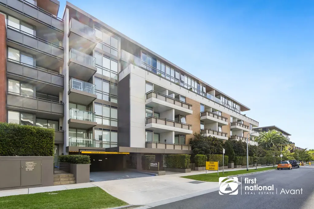 First Class Facility Apartment in Caulfield North!