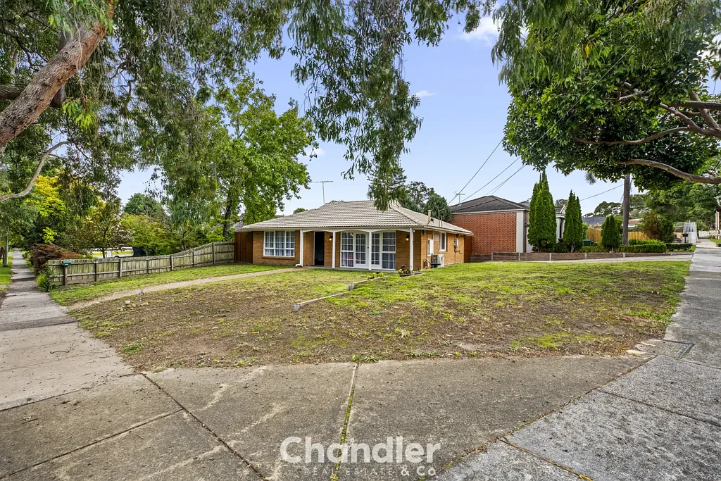 Croydon North 3房 街角地块 侧街通道 三卧温馨 宽敞明厅 管道供暖 优质学区 生活便捷 Low Maintenance Living in a Prime Family Pocket