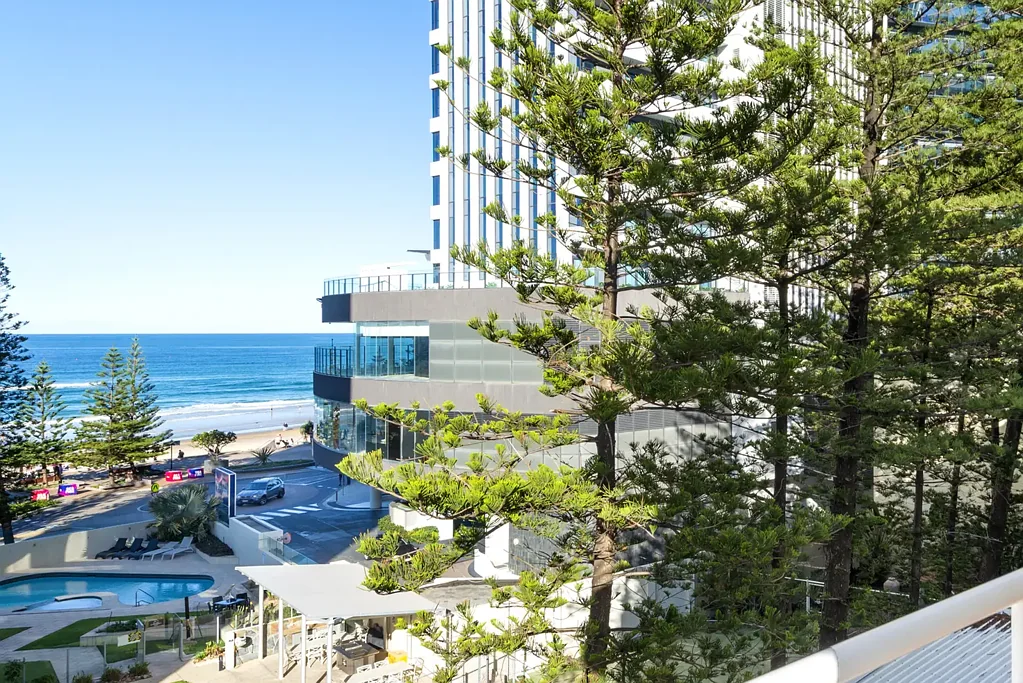 Coastal Living Meets Urban Convenience - In the Heart of Surfers Paradise!