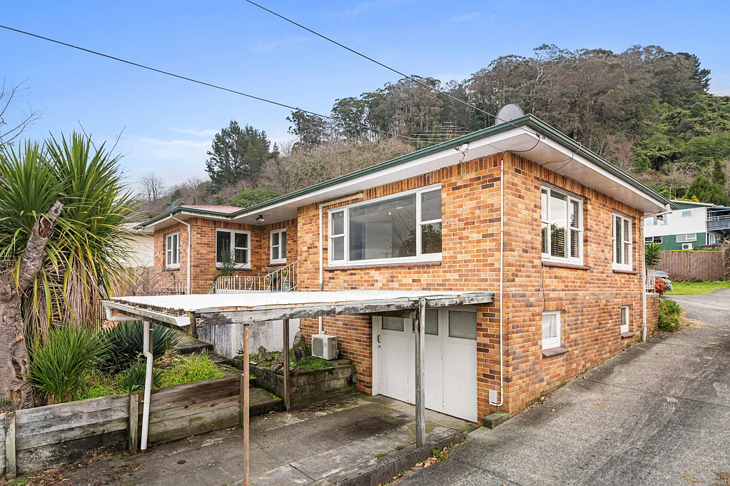 Western Heights 4ห้องนอน Solid brick home with self contained sleepout