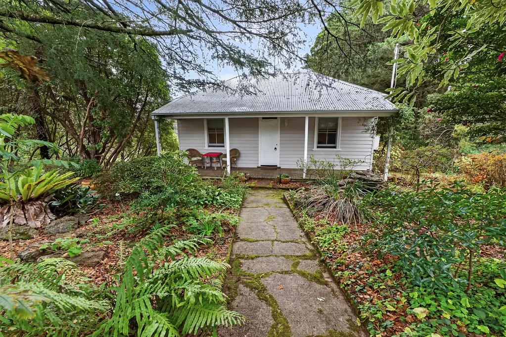 Wentworth Falls 2Kwarto Weatherboard Cottage on a 1.67 hecatre block in a prime locale