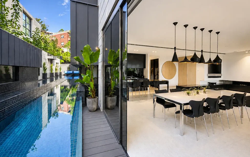 South Yarra 3房 河畔奢居 私享泳池 电梯入户 定制橱柜 开放空间 落地玻璃 三个车位 Architectural Precision. Gallery-Like Living.