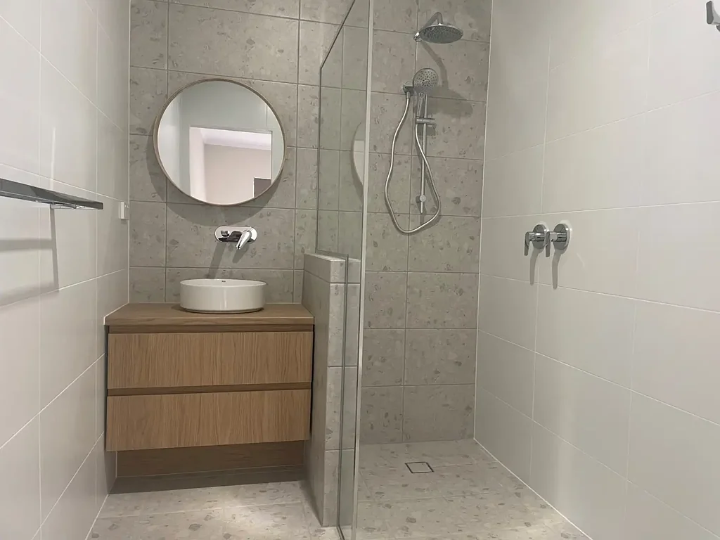 ADJ ROSTREVOR - 2 LIVING AREAS - NO WATER CHARGES