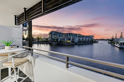 Paradise Point 3 Slaapkamer Fully Renovated Waterfront Masterpiece with Expansive North-Facing Terrace