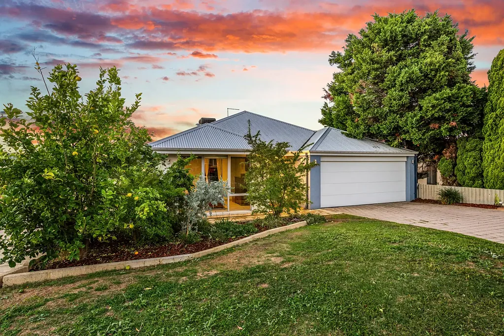 Spearwood 4침실 Fresh, modern & move-in ready 4x2x2 with a rare frontage