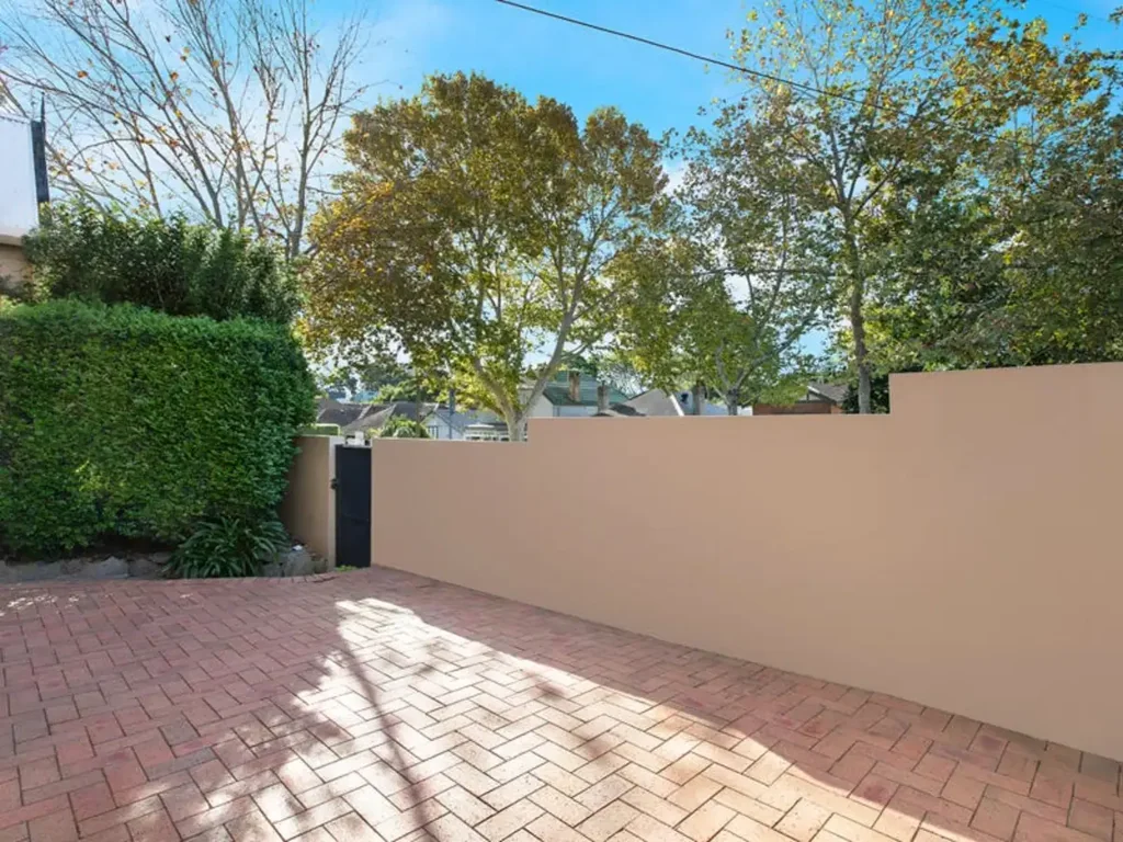 Two Bedroom Courtyard Unit in Convenient Location