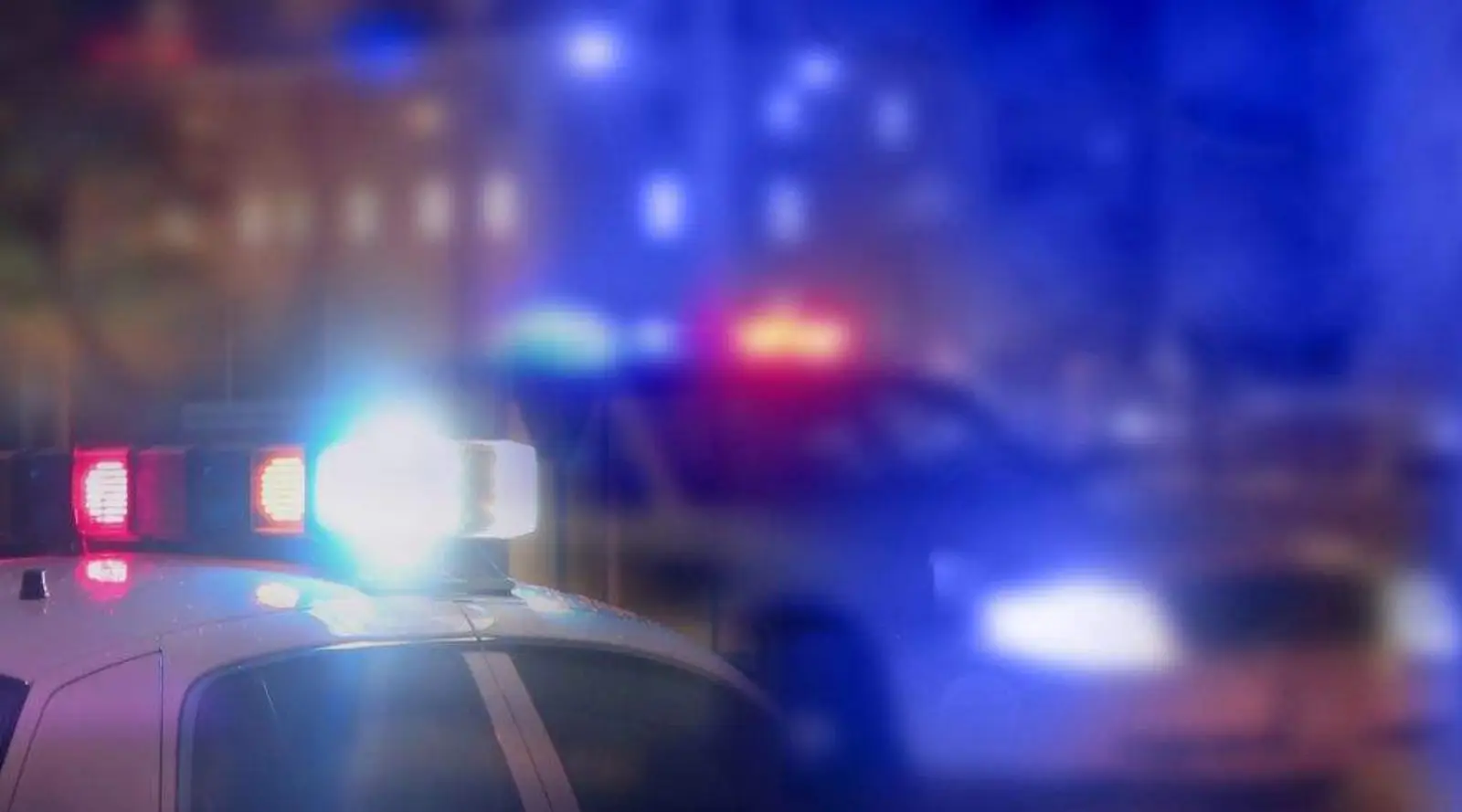 黄金海岸男子涉毒驾车拘捕疯狂逃窜，大批警车追赶，战术拦截！华人目击者：警笛穿透刺耳，嫌犯驾车拖得地上火星喷发
