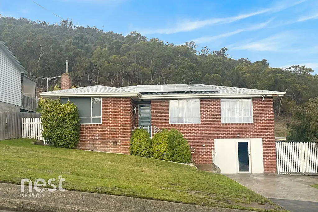 Comfortable Family Living with Spacious Yard & Mountain Views