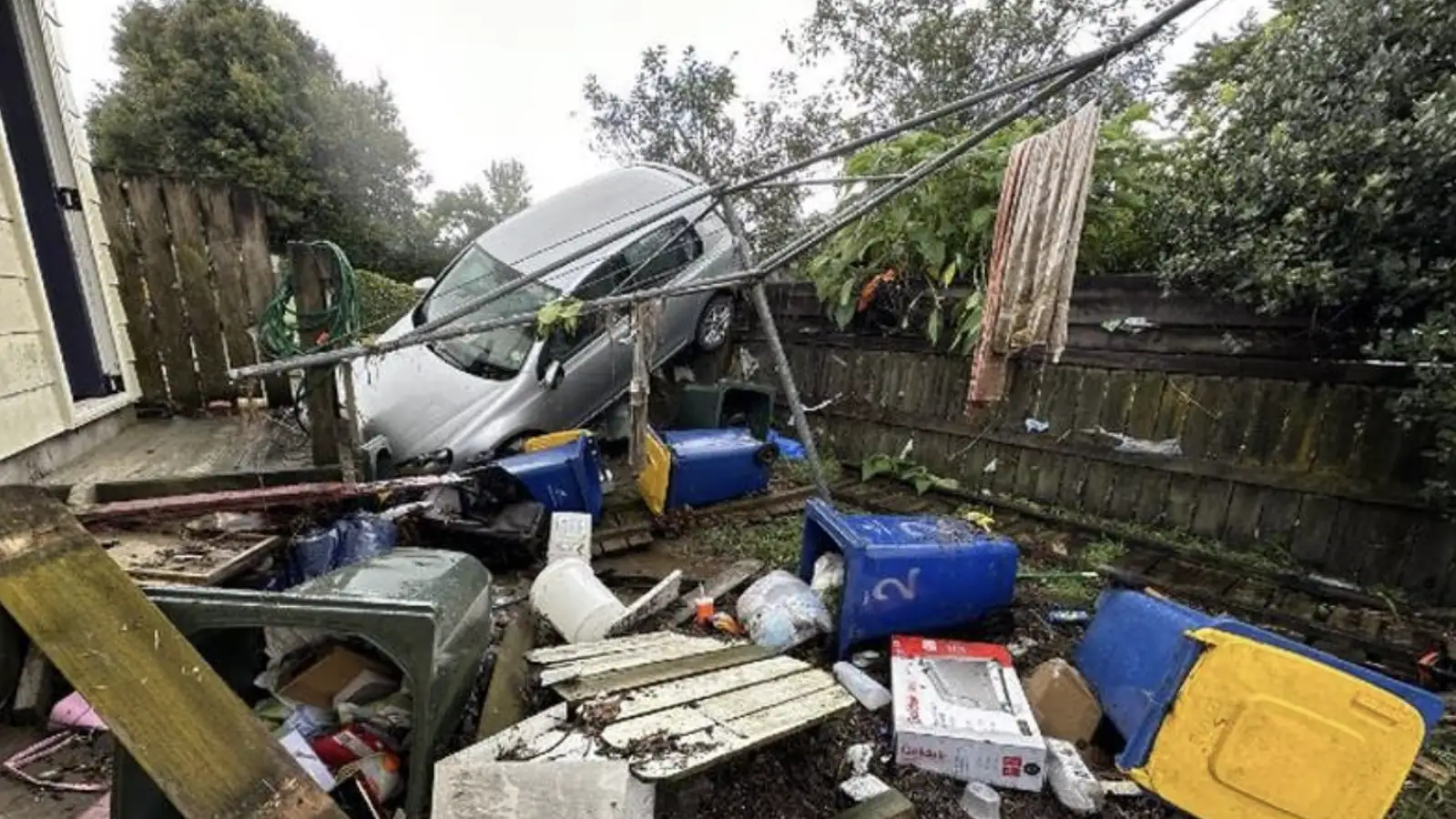 尽量居家，新一轮暴雨红色预警来袭，奥克兰CBD路面塌陷