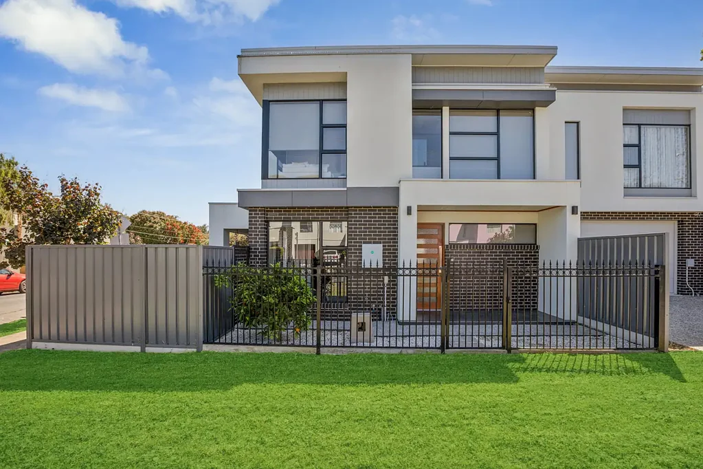 Campbelltown 4房  Modern Corner Residence Offering Exceptional Comfort