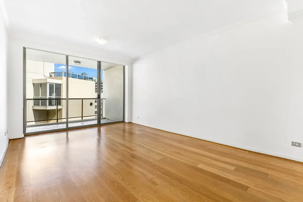 Stunning One bedroom Apartment with Floorboards in Waterloo For Lease