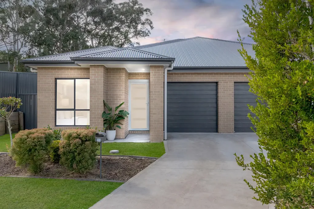 Morisset 4chambre Rare Opportunity Secure One or Both Sides of This Stylish and Spacious Duplex!