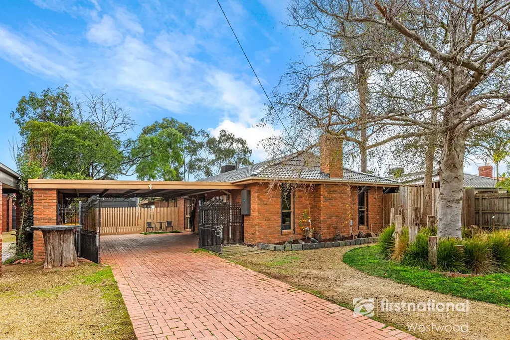 Werribee 3房 巨大地块1140平米 后门闸门通道 巨大棚屋14x8.2x6.5米 双车库 精美翻新厨房 瀑布石台面 管道供暖 蒸发冷却 木柴壁炉 安全系统 健身房 太阳能板 奢享空间 Contractors Delight!