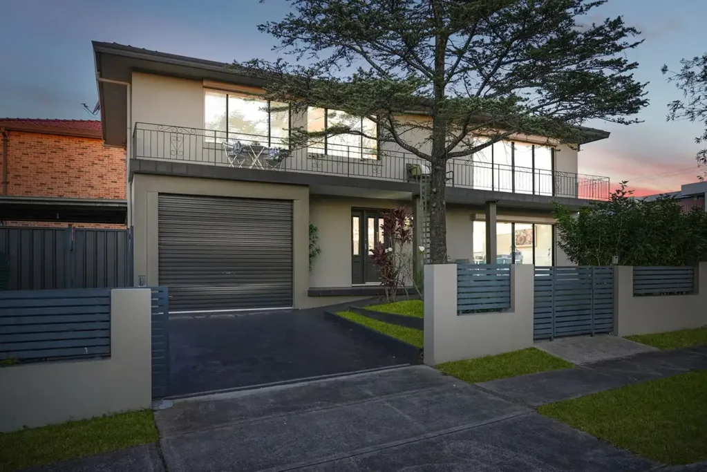 Merrylands 5ਬੈੱਡਰੂਮ CORNER POSITION, CONTEMPORARY STYLING   - OPEN TO VIEW SAT 28/06/2025 @ 11-11.30AM