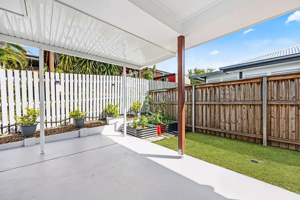 Modern Coastal Living with Solar - Walk to Esplanade