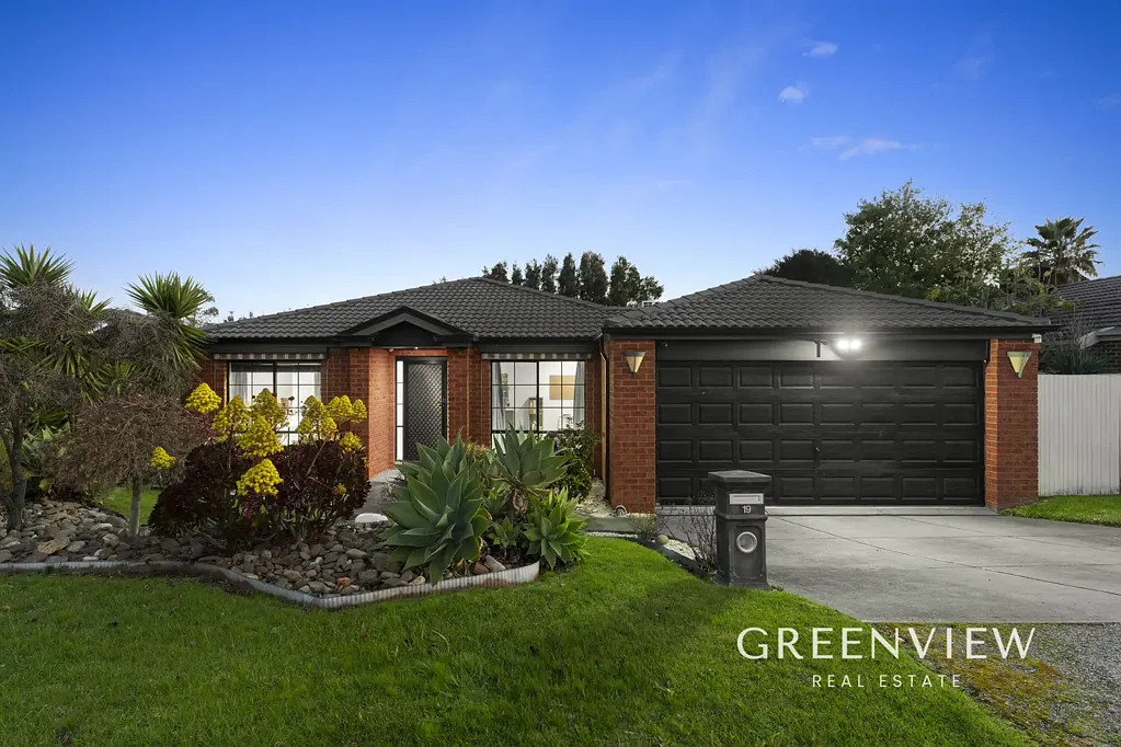 Cranbourne East 4房 位于Hunt Club中心地带，占地621平方米的宽敞家庭生活空间 Spacious Family Living on 621m² in the Heart of Hunt Club