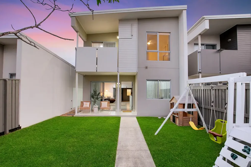 Griffin 3房 独立式联排别墅，完美呈现并配备高级升级设施 Freestanding Townhouse, Immaculately Presented & Packed with Premium Upgrades