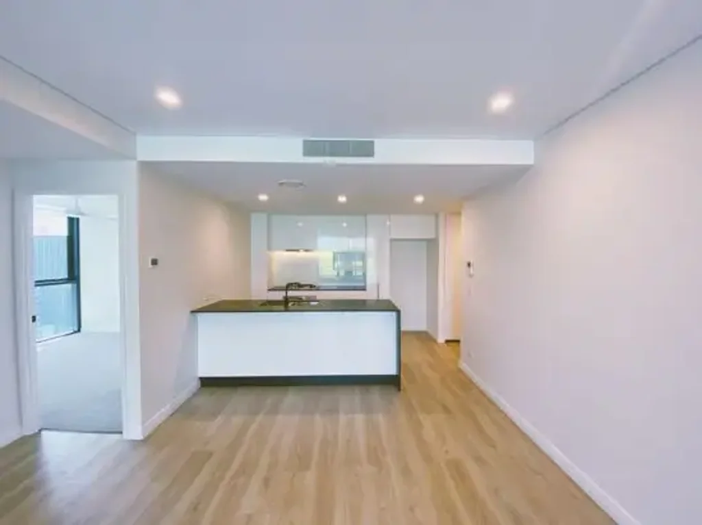 UNFURNISHED 2 Bed 2 Bath 1 Car apartment available Mid of Jul