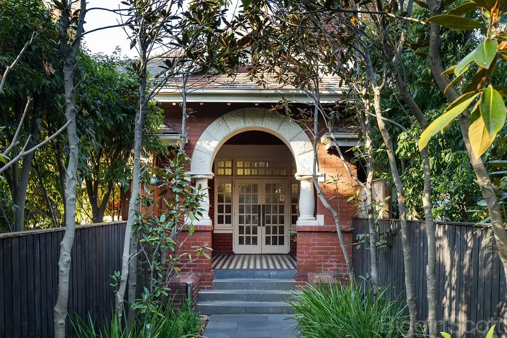 St Kilda 1房 精品一居室公寓 现代厨房电器 阳光私人庭院 安全地下停车 邻近Acland Street与bay C'est Magnifique St Kilda