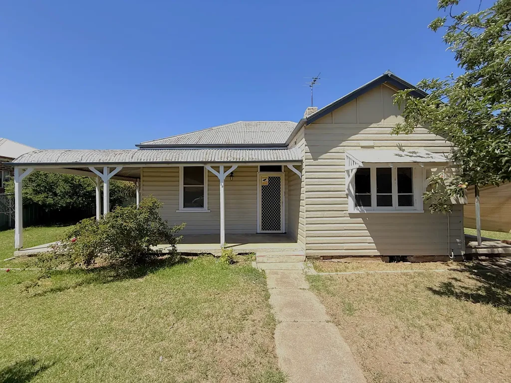Young 2chambre Centrally Located, Character Home with Potential