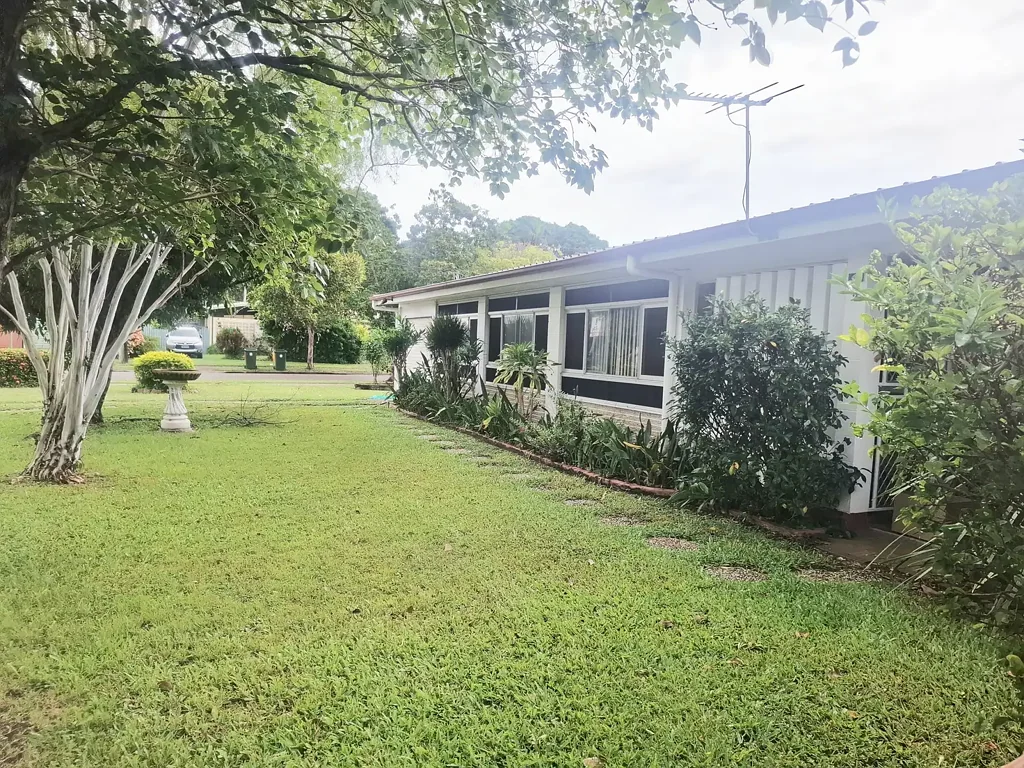 Mundingburra 3房  DOWNSIZING - GOING SOLO -  VEHICLE GARAGES X 5 - GREAT SUBURB.