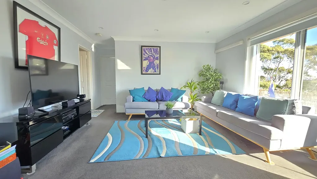 BRIGHT & MODERN APARTMENT WITH PARKING, STORAGE & DISTRICT VIEWS