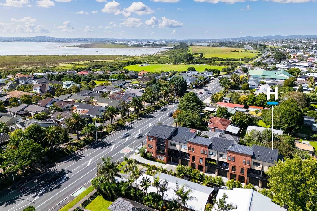 Te Atatu Peninsula 3Moenga Prime Brick Living - Cafe Culture