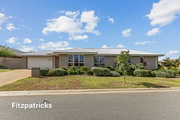 33 Sturrock Drive, Boorooma