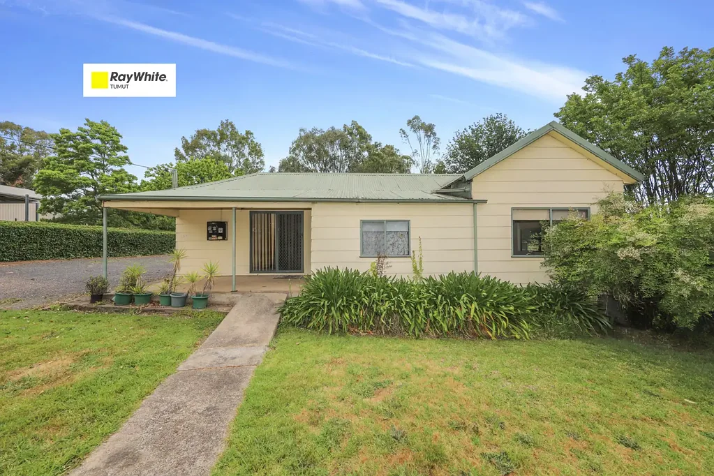 127-129 Blowering Road, Tumut, NSW 2720