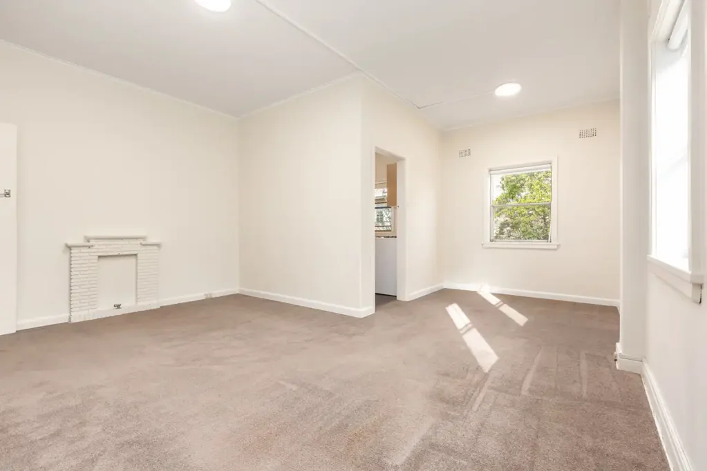 QUIET APARTMENT WITH CONVENIENT TRANSPORT