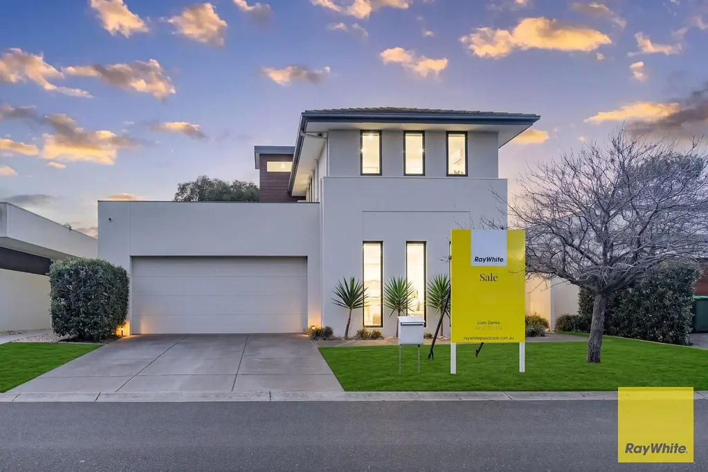 Point Cook 3침실 A Rare Opportunity in Sanctuary Lakes' Most Exclusive Community