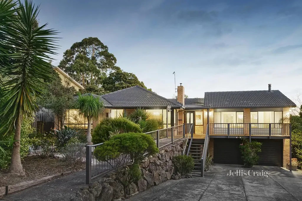 Eltham North 5房  Spacious Family Living – with Second Dwelling!