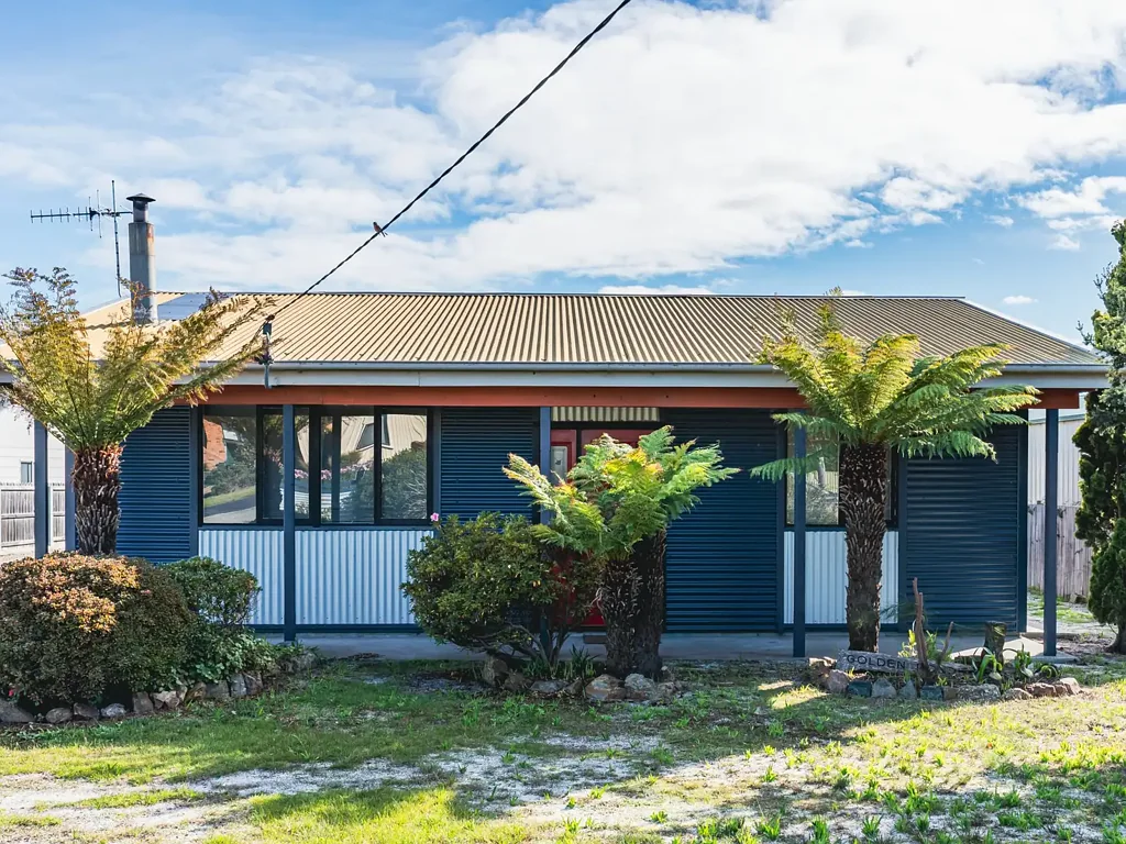 Stieglitz 2 Bedroom Quiet shack a stone�s throw from the water
