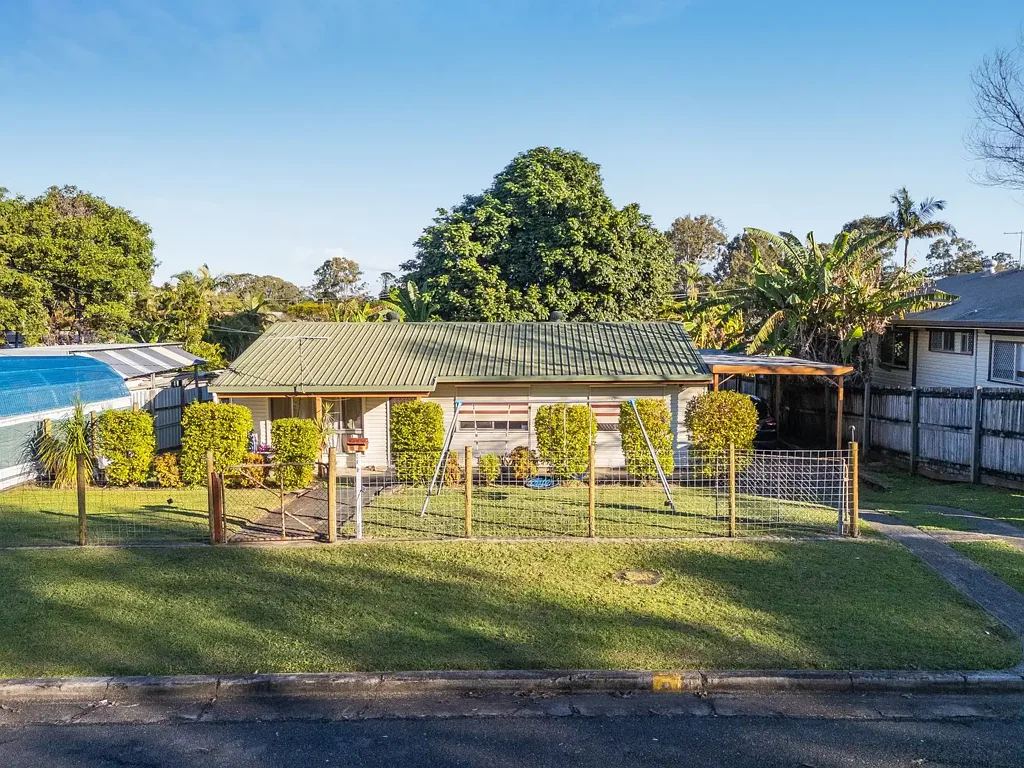 Eagleby 3房 宽敞639平米地块 低维护成本 即时租金收益 便捷Eagleby区域 现代复合木地板 双车位车库 精心维护后院 Neat and Tidy Home on a Good Block