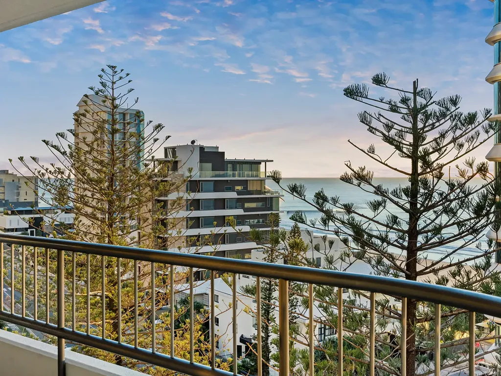 Main Beach 3房  NORTH EAST FACING 3 BEDROOM WITH OCEAN VIEWS - WILL BE SOLD